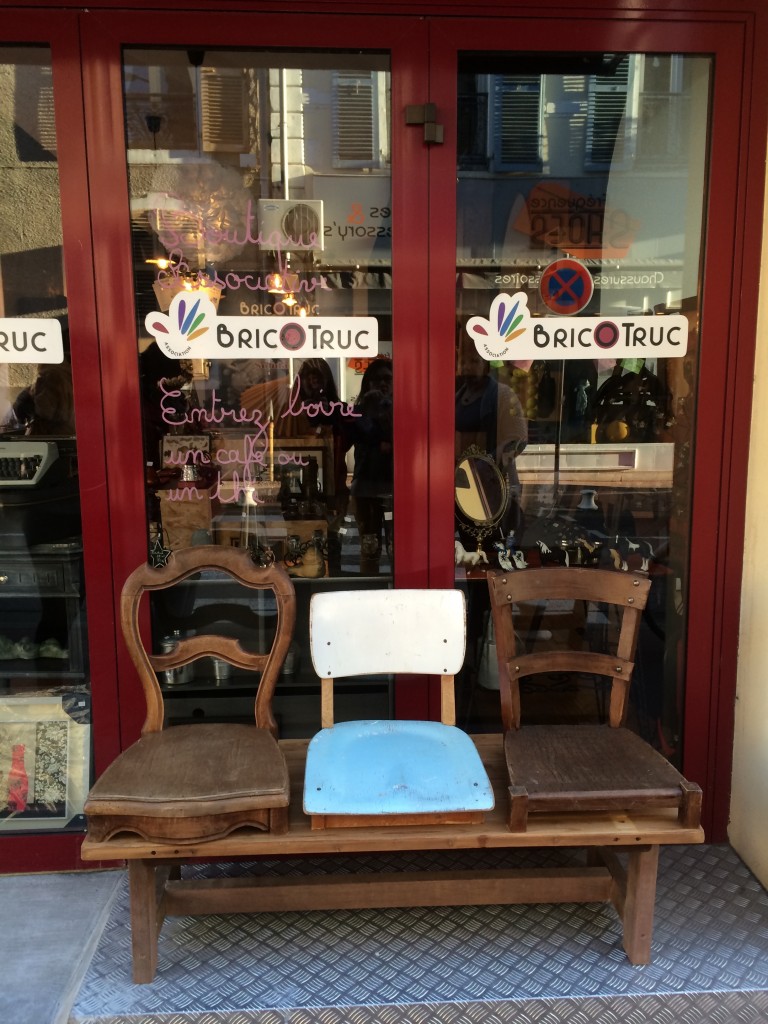 Notre banc fÃ©tiche devant la boutique.