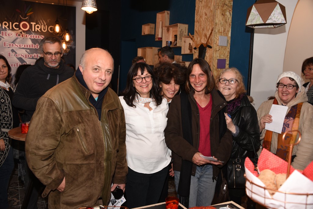 Cyrille et les amis du bar associatif Entretemps